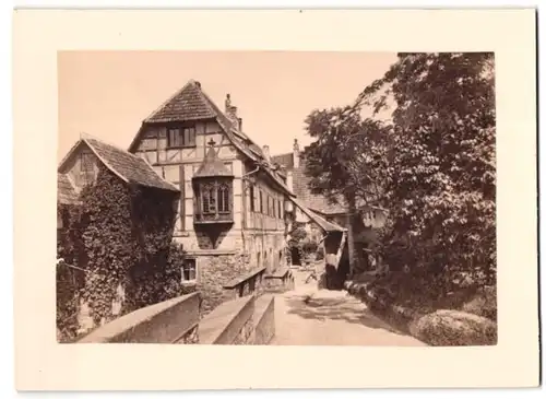 Fotografie unbekannter Fotograf, Ansicht Eisenach, Fachwerkhaus auf dem Innenhof der Wartburg