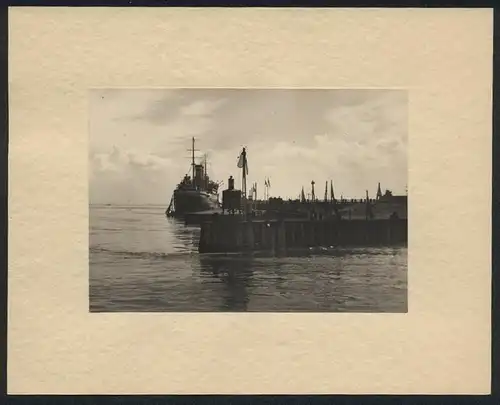 Fotografie unbekannter Fotograf, Ansicht Cuxhaven, Dampfer - Passagierschiff legt vom Amerikahöft ab 1937
