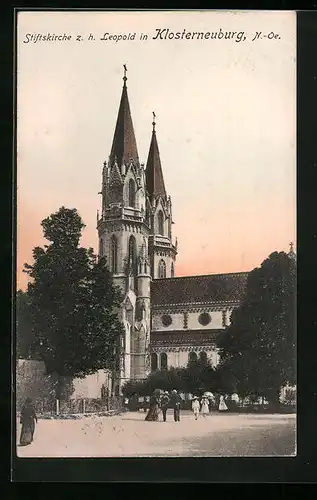 AK Klosterneuburg, Stiftskirche z. h. Leopold mit Spaziergängern