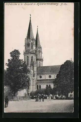 AK Klosterneuburg, Stiftskirche z. h. Leopold mit Passanten