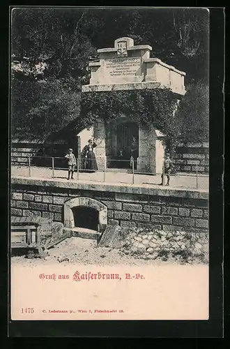 AK Kaiserbrunn, Passanten vor dem Wasserleitungsmuseum