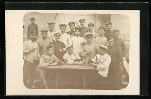 Foto-AK Gruppenaufnahme von Karten spielenden Soldaten in der Mittagspause