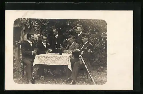 Foto-AK Hochrangige Herrschaften beim Kartenspielen im Grünen