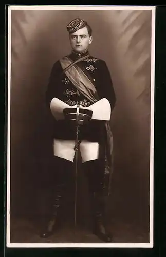 Foto-AK Junger Student im vollen Wichs mit Biertönnchen und Schläger