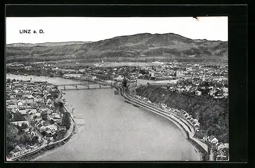 AK Linz /Donau, Donau mit Brücke inmitten der Stadt