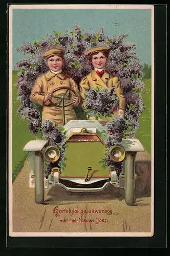 Präge-AK Junges Paar mit Schirmmützen und Blumen im Auto - Neujahrskarte
