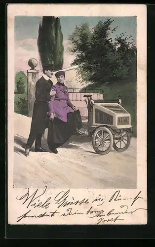 AK Chauffeur hilft einer Dame beim Einsteigen ins Auto