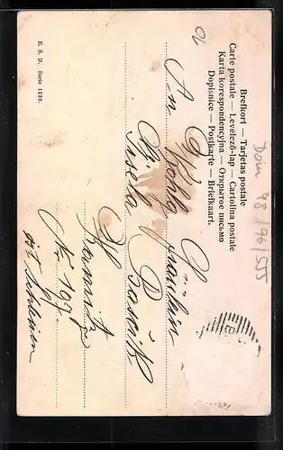 AK Chauffeur hilft einer Dame beim Einsteigen ins Auto