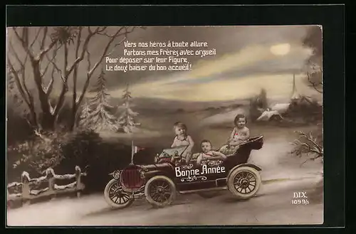 AK Drei Kleinkinder im Auto in Winterlandschaft - Neujahrskarte