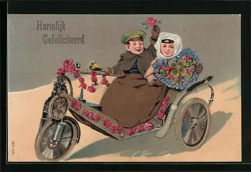 Präge-AK Paar mit Blumen und Glücksklee im Dreirad-Auto - Glückwunschkarte