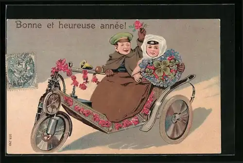 Präge-AK Paar mit Blumen und Glücksklee im dreirädrigen Auto - Glückwunschkarte