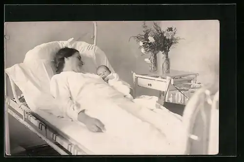 Foto-AK Stolze Mutter hält ihr Neugeborenes im Arm, Mutterglück