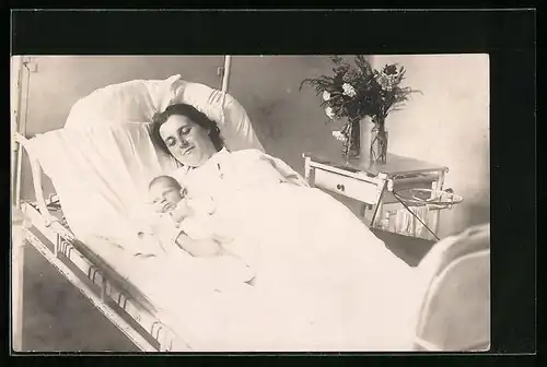 Foto-AK Stolze Mutter mit ihrem Neugeborenen im Krankenbett, Mutterglück