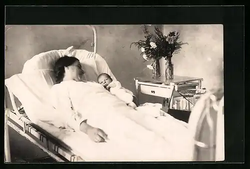 Foto-AK Stolze Mutter hält ihr Neugeborenes im Arm, Mutterglück