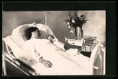 Foto-AK Stolze Mutter hält ihr Neugeborenes im Arm, Mutterglück