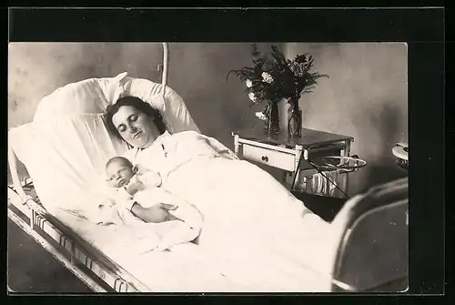 Foto-AK Stolze Mutter mit ihrem Neugeborenen im Krankenbett, Mutterglück