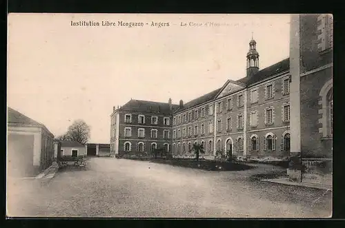 AK Angers, Institution Libre Mongazon, La Cour d`Honneur