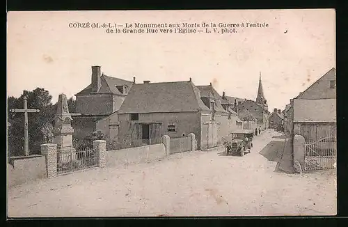 AK Corzé, Le Monument aux Morts de la Guerre a l`entree de la Grande Rue vers l`Eglise
