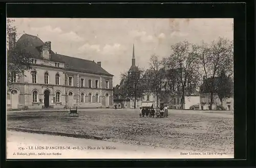 AK Le Lion-D`Angers, Place de la Mairie