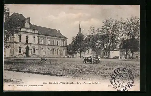 AK Le Lion-D`Angers, Place de la Mairie