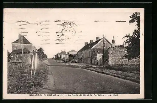 AK Noyant-la-Plaine, La Route de Doué-la-Fontaine