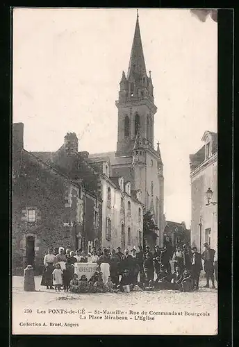 AK Les Ponts-de-Cé, St-Maurille, Rue du Coomandant Bourgeois, La Place Mirabeau, L`Eglise