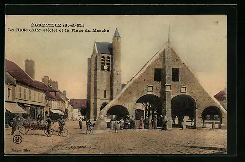 AK Égreville, La Halle et la Place du Marché