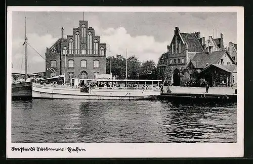 AK Wismar, Hafen mit Dampfer