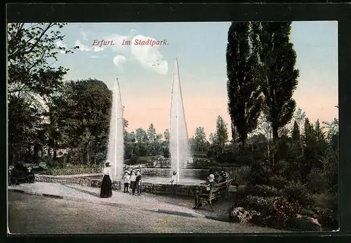 AK Erfurt, Besucher vor dem Springbrunnen im Stadtpark