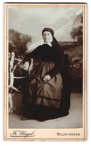Fotografie Fr. Hugel, Holzkirchen, Betagte Dame mit Kopftuch
