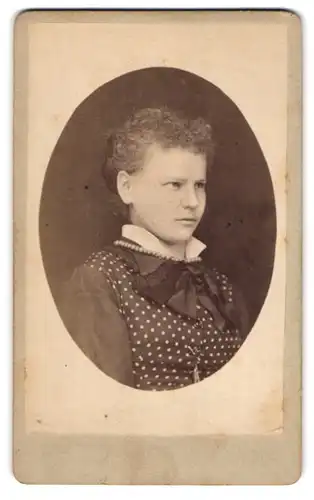 Fotografie J. B. Franta Jr., München, Kind mit Locken und Perlenkette