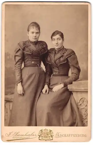 Fotografie J. Samhaber, Aschaffenburg, Freundinnen im ähnlichen Kleid