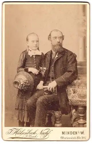 Fotografie J. Hülsenbeck Nachf., Minden i. W., Marienwall-Strasse 1, Grossvater mit Brille neben Enkelin