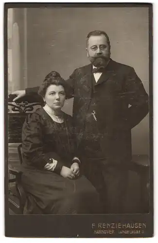 Fotografie F. Renziehausen, Hannover, Langelaube 2, Herr mit Zwicker nebst Ehefrau