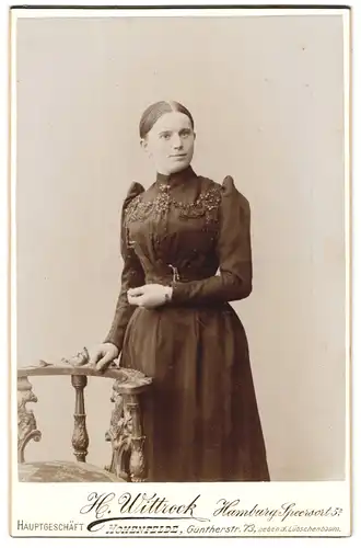 Fotografie H. Wittrock, Hamburg, Speersort 5, Mädchen im verzierten Kleid