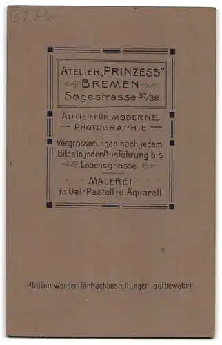 Fotografie Atelier Prinzess, Bremen, Sögestrasse 37 /39, Lachendes Kleinkind auf Stuhl