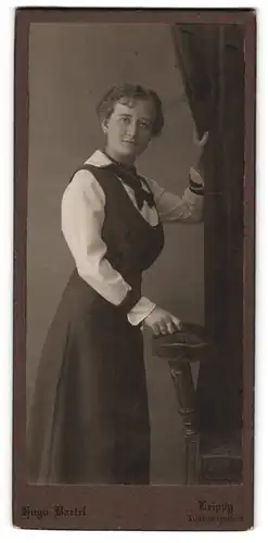 Fotografie Hugo Bartel, Leipzig, Rosentalgasse 9, Junge Frau mit weisser Bluse und schwarzem Kleid