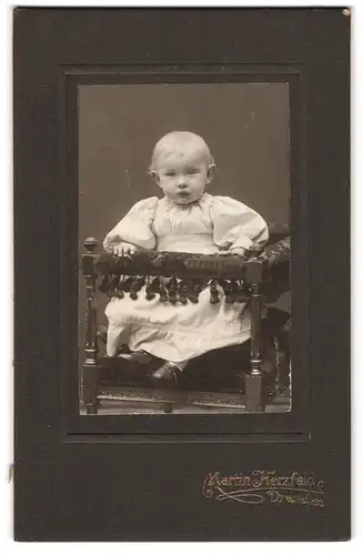 Fotografie Martin Herzfeld, Dresden, Blondes Kleinkind auf Stuhl