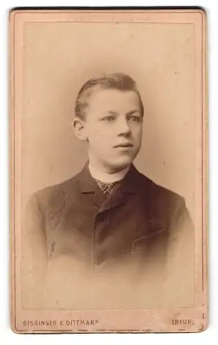 Fotografie Bissinger & Dittmann, Erfurt, Anger 25, Junger Mann im Anzug mit Krawatte