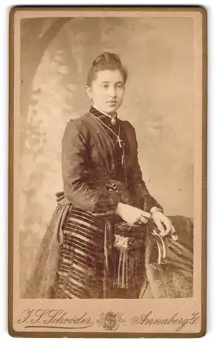 Fotografie J. S. Schröder, Annaberg i /S., Junge Dame im Kleid mit Kragenbrosche und Kreuzkette