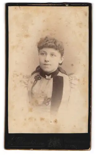Fotografie Albert Blankhorn, Offenbach a /M. Frankfurterstr. 37, Junge Dame im Kleid mit Kragenbrosche