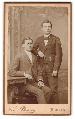 Fotografie A. Pause, Döbeln, Bahnhofstr., Zwei junge Männer in modischer Kleidung