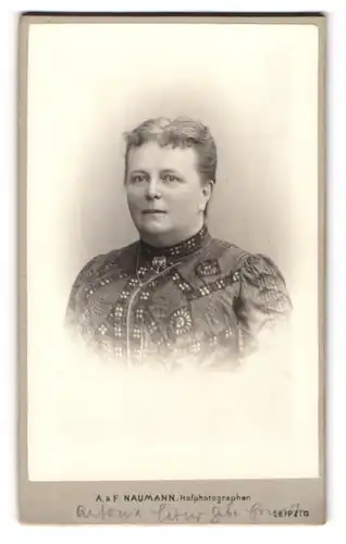 Fotografie A. & F. Naumann, Leipzig, Dorotheenstr. 6, Bürgerliche Dame in modischer Kleidung