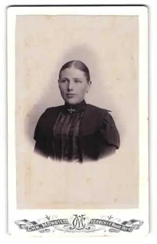 Fotografie Chr. Mönsted, Verden, v. d. Neuen Tor 43, Junge Dame mit zurückgebundenem Haar