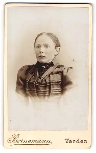 Fotografie Bornemann, Verden, Junge Dame mit zurückgebundenem Haar