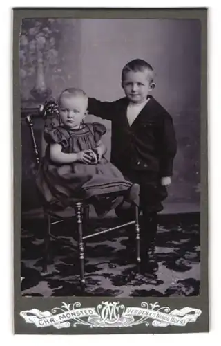 Fotografie Chr. Mönsted, Verden, v. d. Neuen Tor 43, Kleines Kind im Kleid mit Ball und Jungen