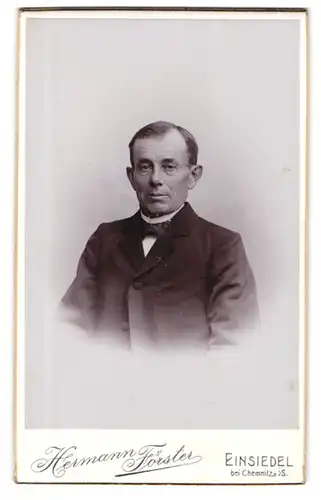 Fotografie Hermann Förster, Einsiedel bei Chemnitz i / S., Kirchgasse 1, Charmanter Herr im Anzug mit Fliege