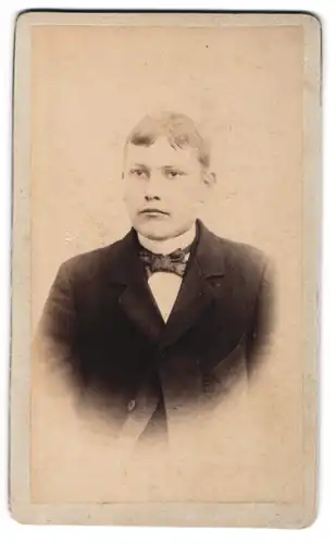 Fotografie unbekannter Fotograf und Ort, Junger Herr im Anzug mit Fliege