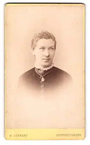 Fotografie W. Höffert, Dresden, Seestr. 10, Bürgerliche Dame mit Kragenbrosche und Halskette