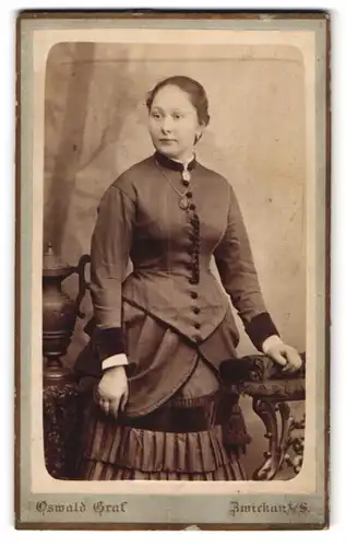 Fotografie Oswald Graf, Zwickau i /S., Junge Dame im Kleid mit Amulett
